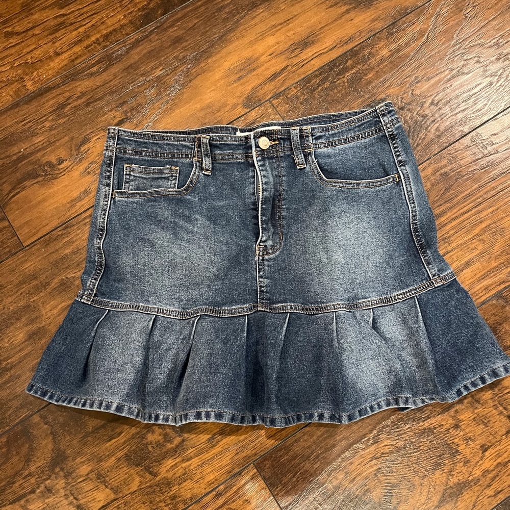 Denim Jean skirt with ruffle and pockets.